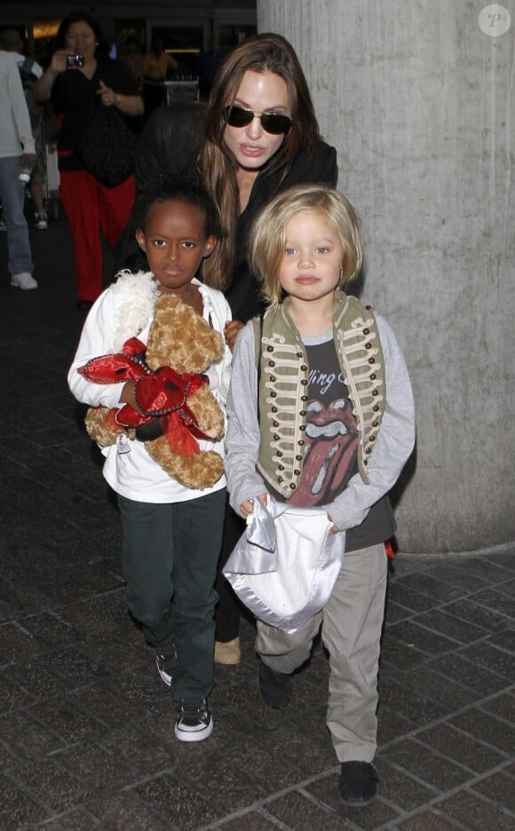 Angelina Jolie à Londres en juillet 2011 avec ses filles Zahara et Shiloh
