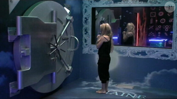 Sabrina entre dans la salle des coffres dans Secret Story 5