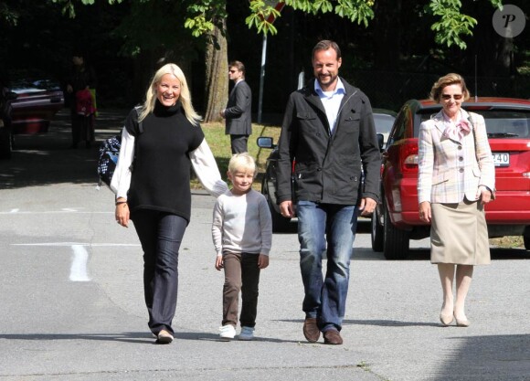 Le prince Sverre Magnus de Norvège a eu toutes les peines du monde à se détacher de son papa pour sa rentrée à l'école Janslokka d'Asker (banlieue d'Oslo), jeudi 18 août, sous le regard de sa soeur Ingrid, de sa mère la princesse Mette-Marit et de sa grand-mère la reine Sonja.