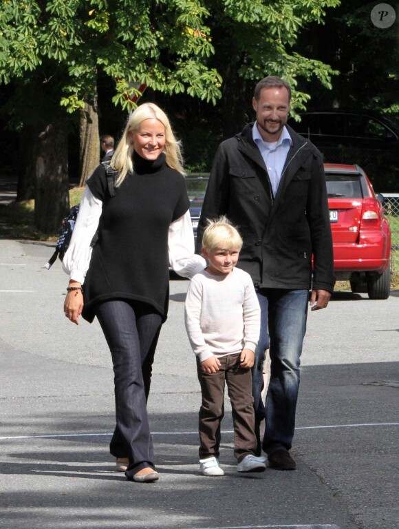 Le prince Sverre Magnus de Norvège a eu toutes les peines du monde à se détacher de son papa pour sa rentrée à l'école Janslokka d'Asker (banlieue d'Oslo), jeudi 18 août, sous le regard de sa soeur Ingrid, de sa mère la princesse Mette-Marit et de sa grand-mère la reine Sonja.