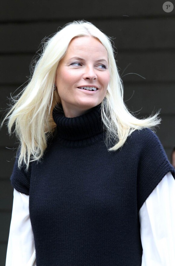 Le prince Sverre Magnus de Norvège a eu toutes les peines du monde à se détacher de son papa pour sa rentrée à l'école Janslokka d'Asker (banlieue d'Oslo), jeudi 18 août, sous le regard de sa soeur Ingrid, de sa mère la princesse Mette-Marit et de sa grand-mère la reine Sonja.