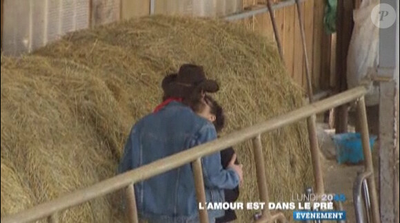 Fabien et Séverine s'embrassent dans la bande-annonce de L'amour est dans le pré 6 diffusée le lundi 22 août 2011 à 20h45 sur M6