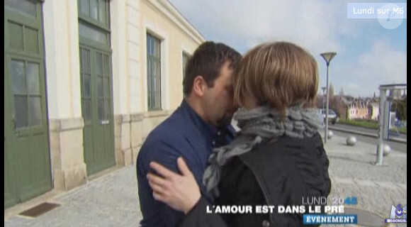 Sylvain et Valérie, c'est toujours le big love dans la bande-annonce de L'amour est dans le pré 6 diffusée le lundi 22 août 2011 à 20h45 sur M6