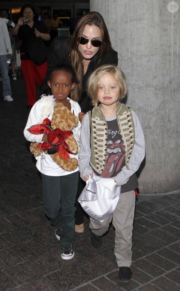 Angelina Jolie, à Los Angeles avec ses filles Zahara et Shiloh, en juillet 2011