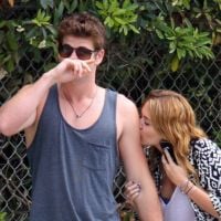 Miley Cyrus : Très amoureuse, elle ne lâche pas son Liam Hemsworth