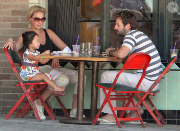 Katherine Heigl et son mari Josh Kelley s'offrent une sortie au restaurant avec leur fille adoptive Naleigh à Los Angeles, le 23 août 2011
