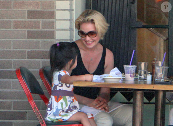 Katherine Heigl et son mari Josh Kelley s'offrent une sortie au restaurant avec leur fille adoptive Naleigh à Los Angeles, le 23 août 2011