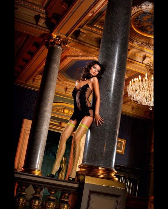 Lauren Ridealgh joue avec son corps sexy pour présenter la nouvelle collection de lingerie Baci.
