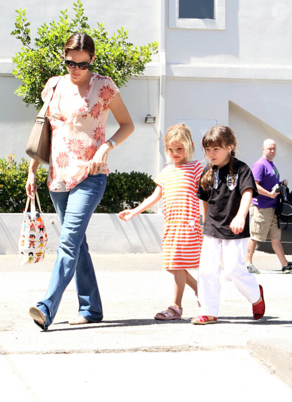 Jennifer Garner se balade dans les rues de Los Angeles avec sa fille aînée Violet et l'une de ses amies le 25 août 2011