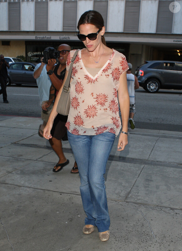 Jennifer Garner sort de chez le médecin après une visite de contrôle à Los Angeles, le 25 août 2011