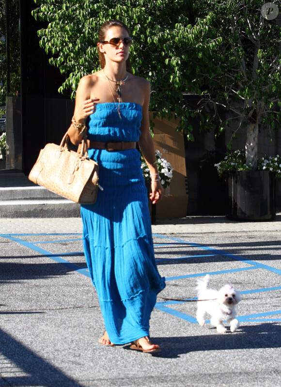 Alessandra Ambrosio dans les rues de Los Angeles avec une tenue des plus estivales le 25 août 2011