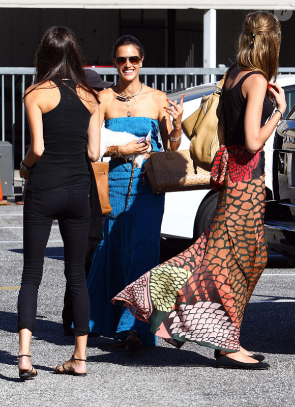 Alessandra Ambrosio dans les rues de Los Angeles avec une tenue des plus estivales le 25 août 2011