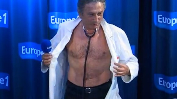 Michel Drucker, déguisé en médecin sexy, tombe la blouse en direct