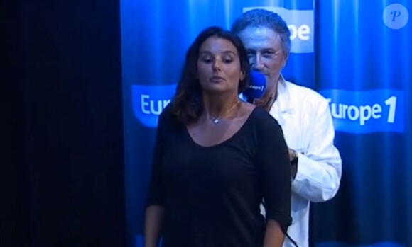 Michel Drucker ausculte Faustine Bollaert dans son émission Faites entrer l'invité sur Europe 1, le  vendredi 26 août 2011. 