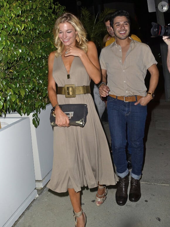 LeAnn Rimes a eu la surprise de voir les paparazzi lui souhaiter un joyeux anniversaire en chantant le 26 août 2011 alors qu'elle dînait avec des amis à West Hollywood