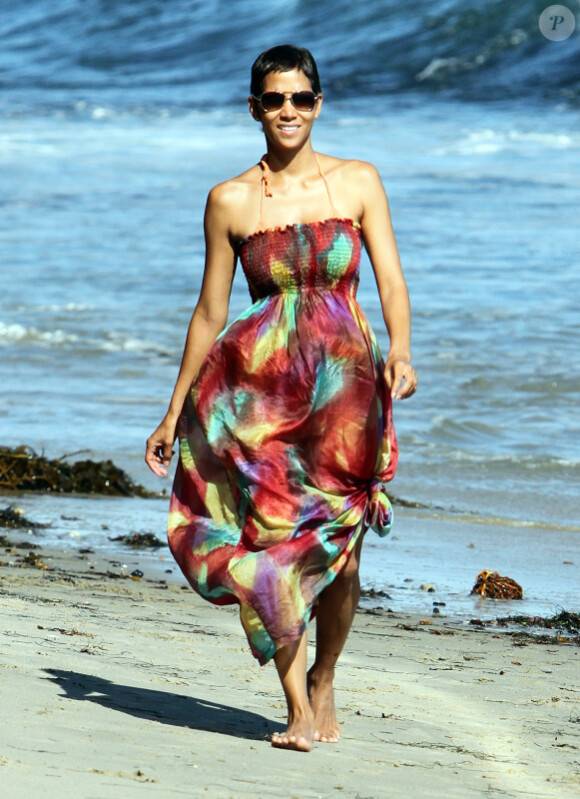 Halle Berry s'éclate avec Nahla sur la plage à Malibu. Le 27 août 2011