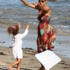 Halle Berry s'éclate avec Nahla sur la plage à Malibu. Le 27 août 2011