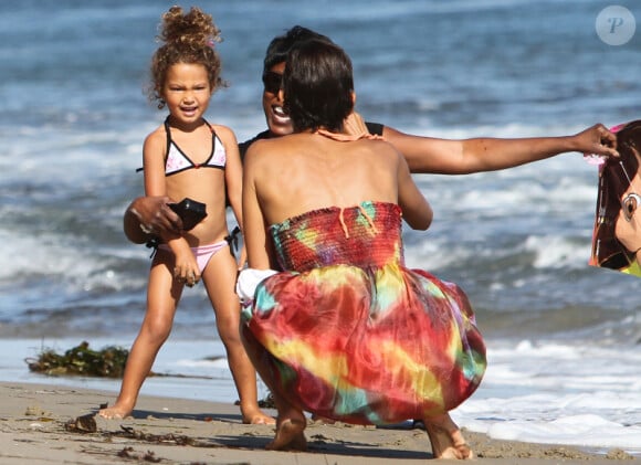 Moment de détente entre Halle Berry et Nahla sur la plage à Malibu. Le 27 août 2011