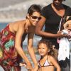 Halle Bery respire le bonheur en compagnie de Nahla, sa fille. Balade à la plage à Malibu le 27 août 2011