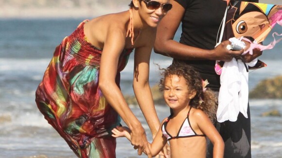 Halle Berry : Journée à la plage avec Nahla qui se jette à l'eau
