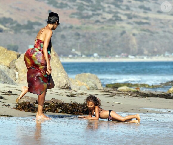 Halle Bery respire le bonheur en compagnie de Nahla, sa fille. Balade à la plage à Malibu le 27 août 2011