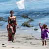 Avec son cerf-volant, Nahla, la fille de Halle Berry, est la plus heureuse  ! Balade à la plage à Malibu le 27 août 2011