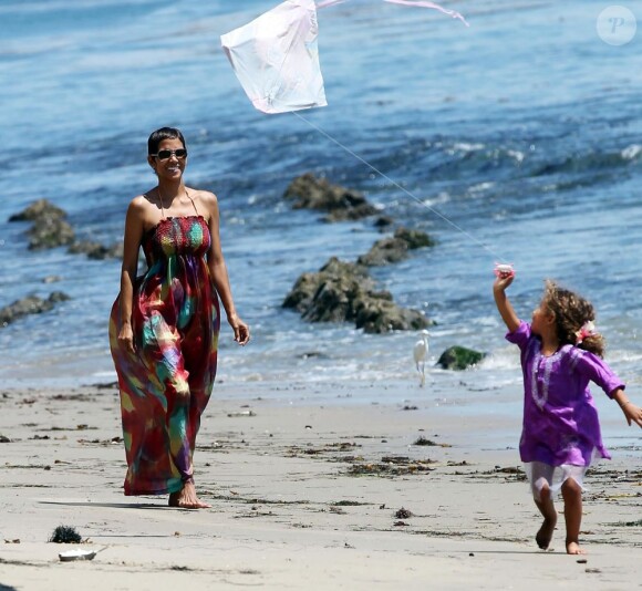 Avec son cerf-volant, Nahla, la fille de Halle Berry, est la plus heureuse  ! Balade à la plage à Malibu le 27 août 2011
