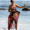 Halle Bery respire le bonheur en compagnie de Nahla, sa fille. Balade à la plage à Malibu le 27 août 2011
