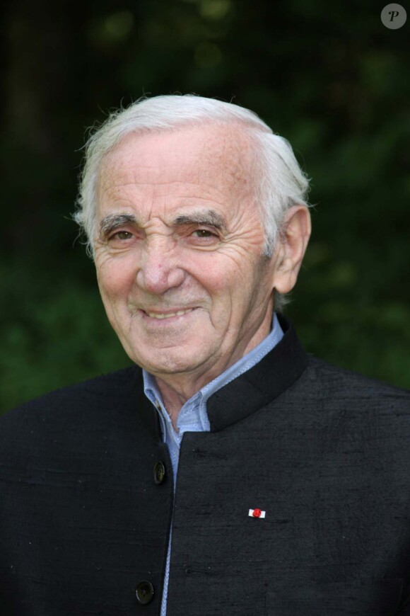 Charles Aznavour, photo promotionnelle pour la sortie de son nouveau livre, D'une porte l'autre, aux éditions  don Quichotte, le 1er septembre 2011.