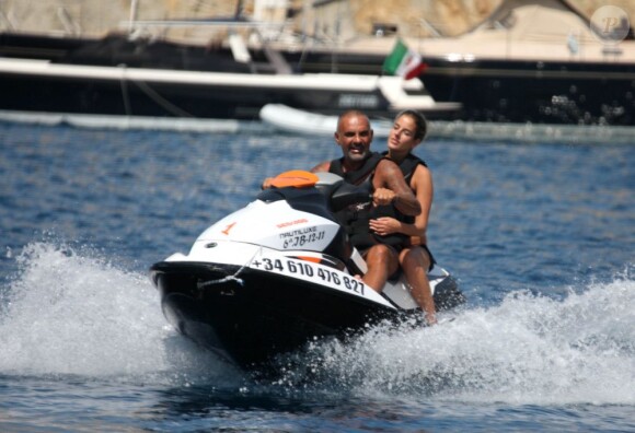 Christian Audigier fait du scooter des mers avec sa compagne Nathalie Sorensen le 18 août 2011