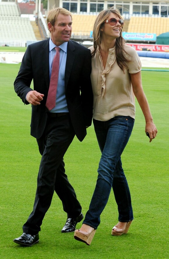Liz Hurley et son chéri Shane Warne le 13 août 2011 à Birmingham