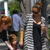Jessica Alba dans les rues de Los Angeles avec sa fille aînée Honor. Le 31 août 2011