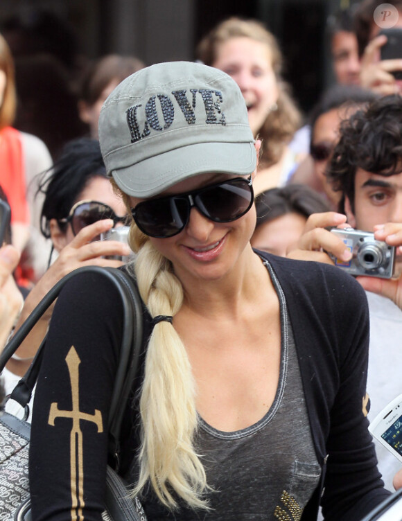 Paris Hilton se dirige vers l'aéroport du Bourget pour se rendre à Majorque, mercredi 31 août 2011.