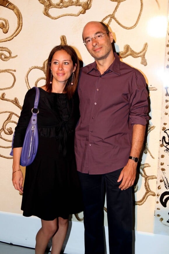 Bernard Werber et son épouse lors du vernissage de l'exposition L'art, l'amour, la mode. Le 1er septembre  2011
