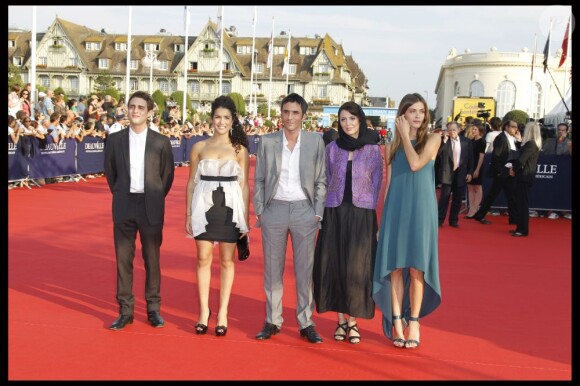 Benjamin Siksou, Sabrina Ouazani, Samuel Benchetrit, Leila Hatami et Elisa Sednaoui lors de la cérémonie d'ouverture du Festival du cinéma américain de Deauville. Le 2 septembre 2011