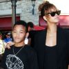 Rihanna se promène avec son petit frère Rajad Fenty à Los Angeles le 3 septembre 2011