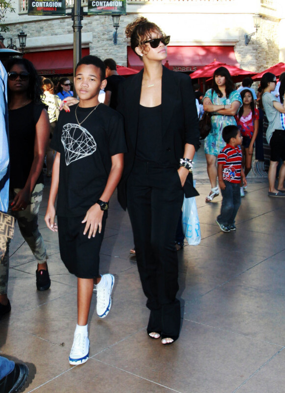 Rihanna se promène avec son petit frère Rajad Fenty à Los Angeles le 3 septembre 2011