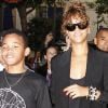 Rihanna s'occupe de son petit frère Rajad Fenty à Los Angeles le 3 septembre 2011