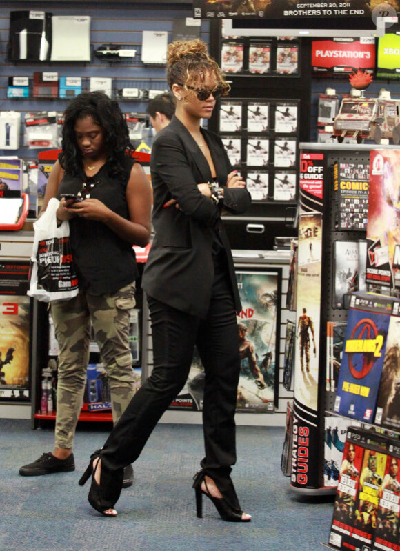 Rihanna gâte son petit frère Rajad Fenty à Los Angeles le 3 septembre 2011