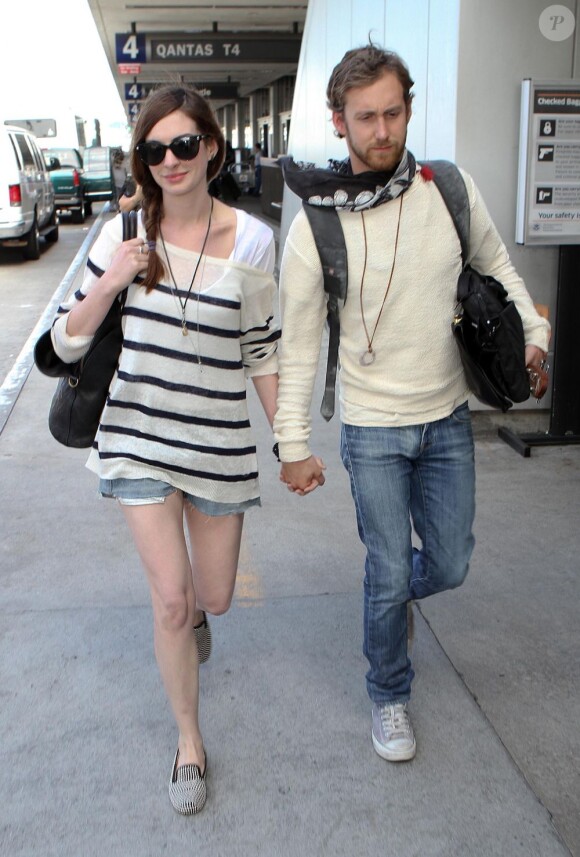 Anne Hathaway et son petit ami Adam Shulman à l'aéroport de Los Angeles le 3 septembre 2011