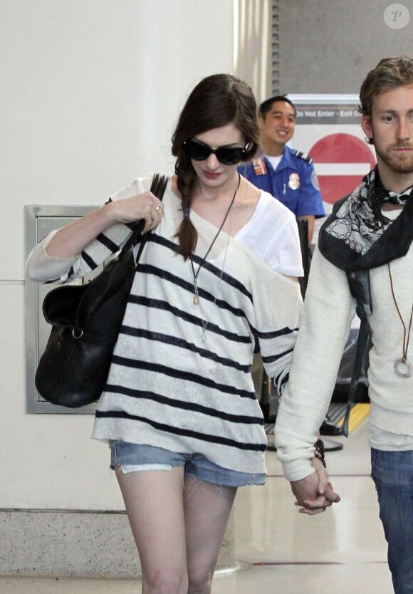Anne Hathaway et son petit ami Adam Shulman à l'aéroport de Los Angeles le 3 septembre 2011