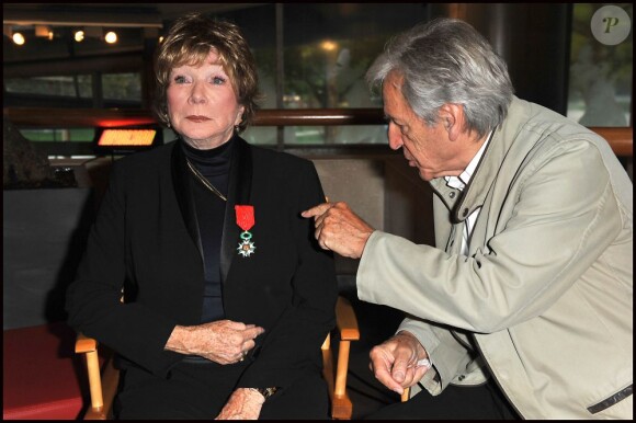 Shirley MacLaine reçoit la Légion d'Honneur à Paris le 5 septembre 2011 - ici avec Constantin Costa Gavras