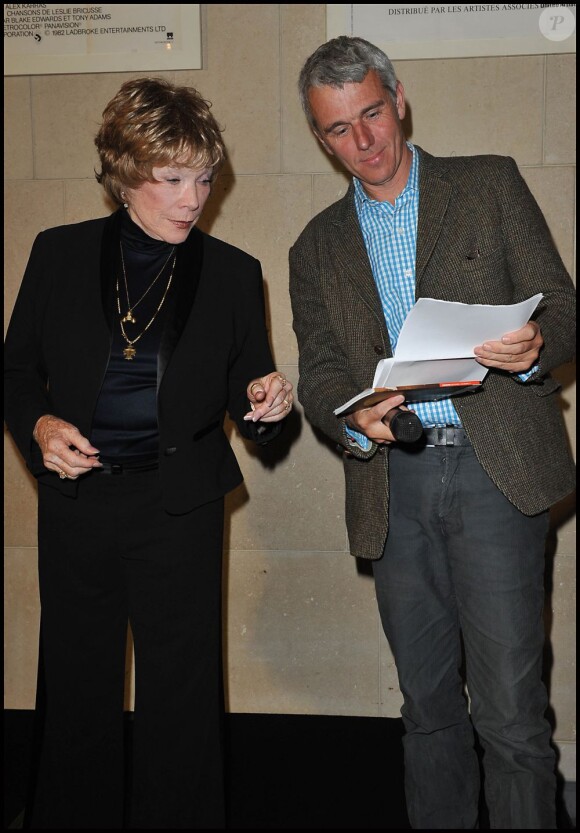 Shirley MacLaine reçoit la Légion d'Honneur à Paris le 5 septembre 2011