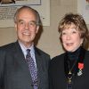 Shirley MacLaine et Frédéric Mitterrand, lorsqu'elle reçoit la Légion d'Honneur à Paris le 5 septembre 2011
