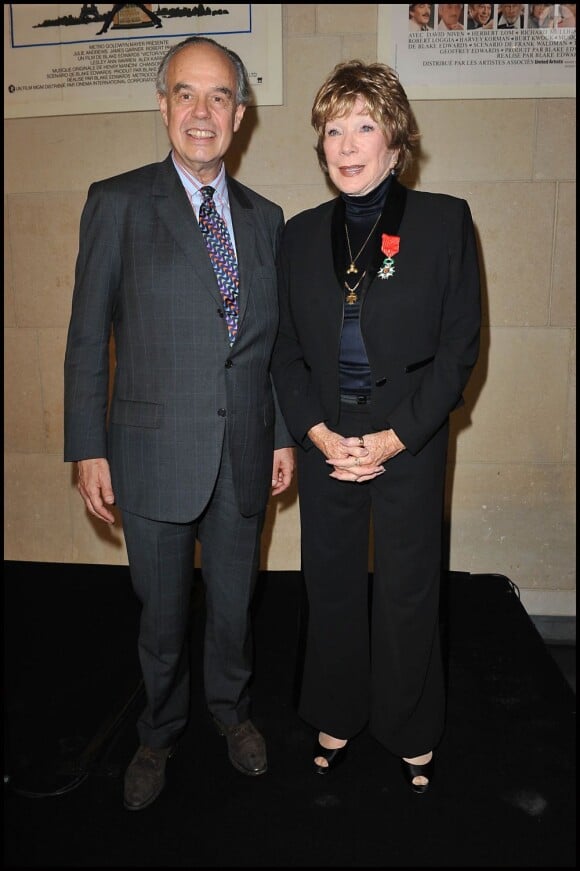 Shirley MacLaine et Frédéric Mitterrand, lorsqu'elle reçoit la Légion d'Honneur à Paris le 5 septembre 2011