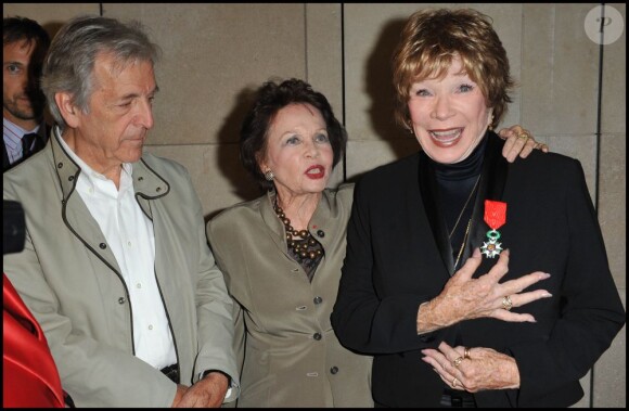 Constantin Costa Gavras, Leslie Caron et Shirley MacLaine lorsque celle ci reçoit la Légion d'Honneur à Paris le 5 septembre 2011