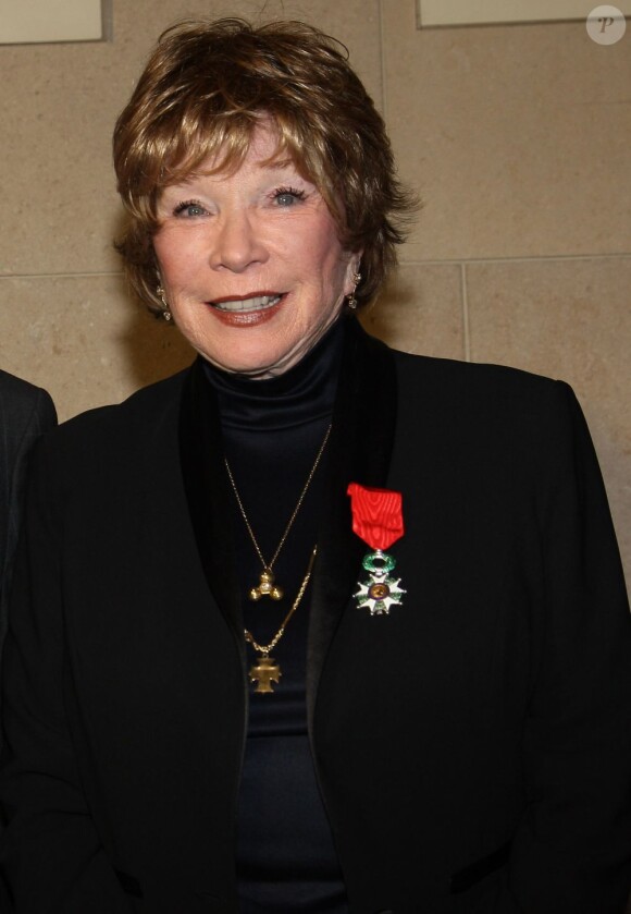 Shirley MacLaine décorée de la Légion d'Honneur à Paris le 5 septembre 2011
