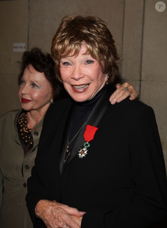 Shirley MacLaine décorée de la Légion d'Honneur à Paris le 5 septembre 2011