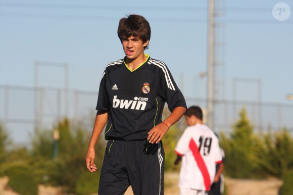 Enzo Zidane, fils de, a franchi une nouvelle étape dans sa carrière en s'entraînant avec le groupe professionnel du Real Madrid le 6 septembre 2011