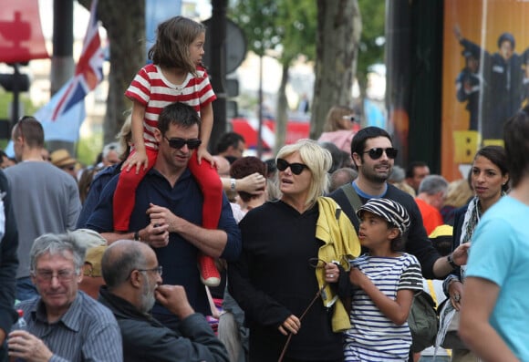 Hugh Jackman en famille à Paris le 24 juillet 2011, avec sa femme Deborra-Lee Furness, et leurs enfants Ava et Oscar